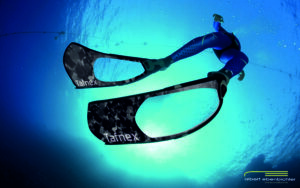 Ein Taucher im Wasser benutzt Flossen aus dem Material von Tafnex